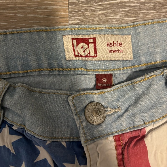 Levi low rise light wash American flag shorts - Picture 6 of 6